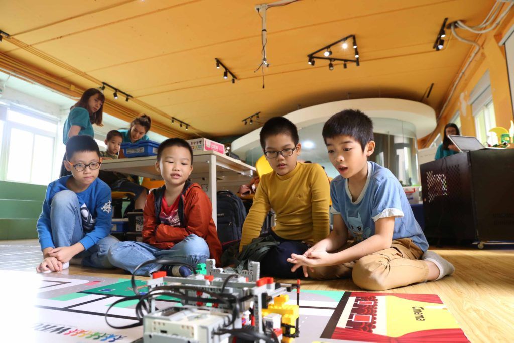 Teky students play with robots