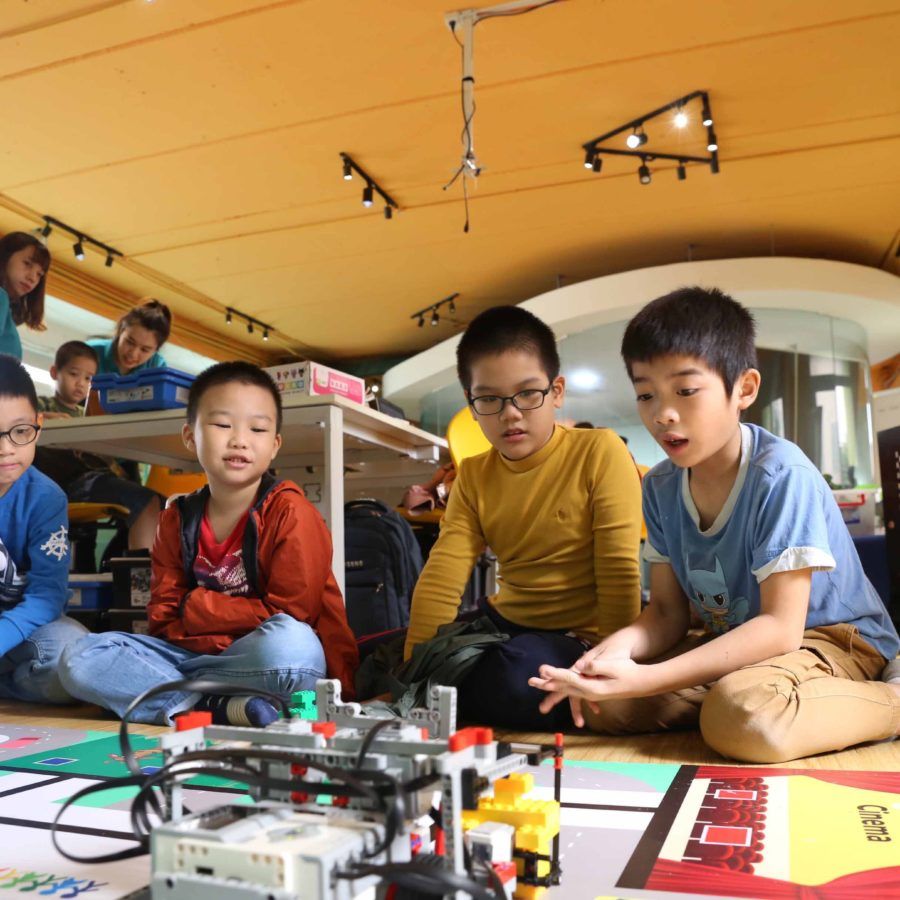 Teky students play with robots