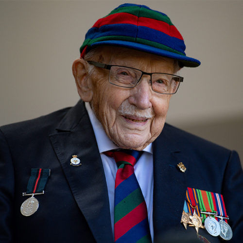 สิ้นทหารหาญ! เซอร์ทอม มัวร์ อายุ 100 ปี ผู้เดินระดมทุนช่วย NSH เสียชีวิตด้วยโรคโควิด-19