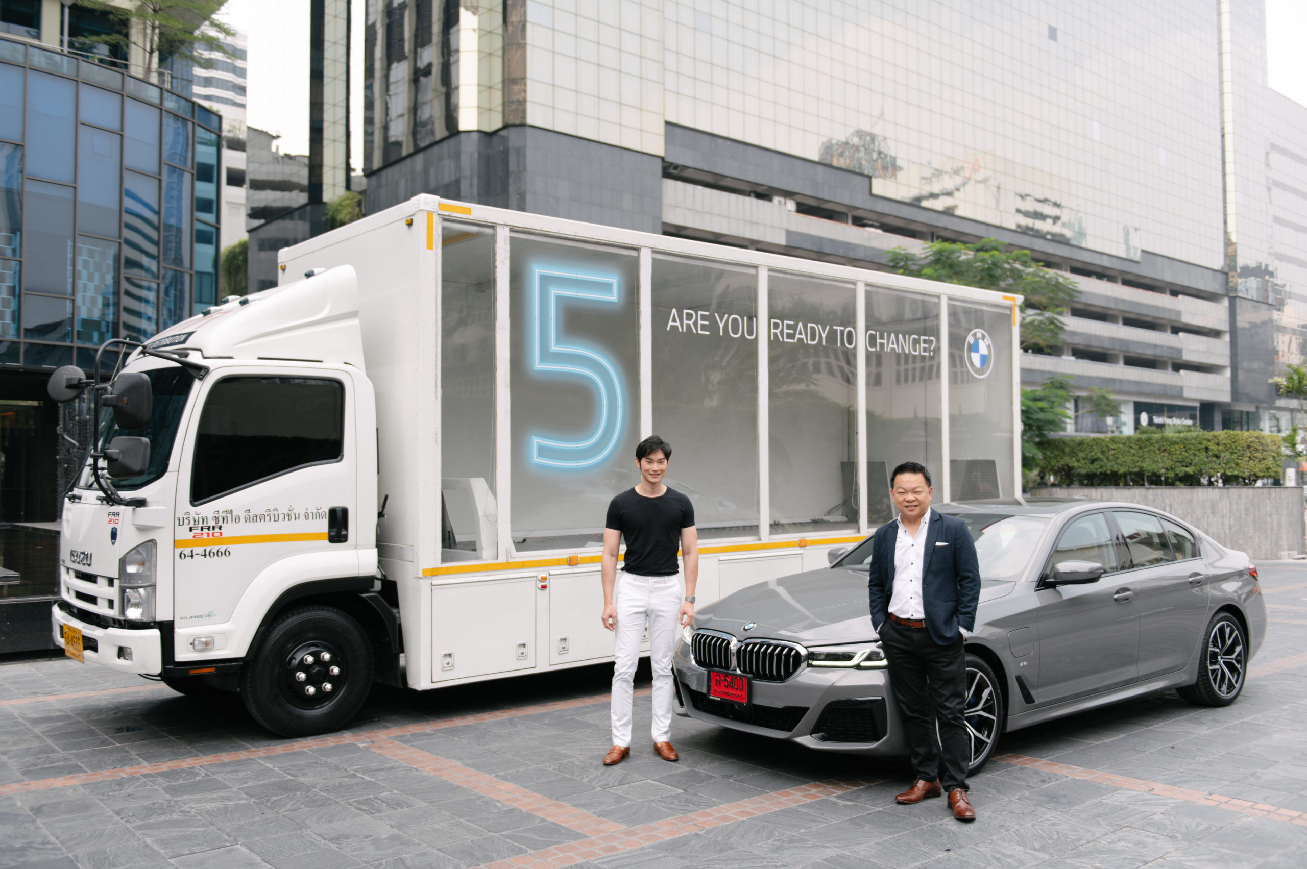 'คุณจิมมี่-ปรีชา นินาทเกียรติกุล' ผู้อำนวยการฝ่ายการตลาด บีเอ็มดับเบิลยู ประเทศไทย ส่งมอบรถยนต์ The New BMW 5 Series ด้วยตนเองให้กับ 'คุณโอ็ต-พิทักษ์ สภาธรรม'