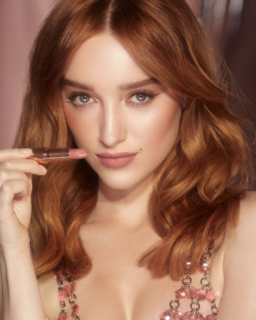 Charlotte Tilbury คว้าตัว 'ฟีบี เดนเนเวอร์' โปรโมตคอลเลกชั่น Holiday