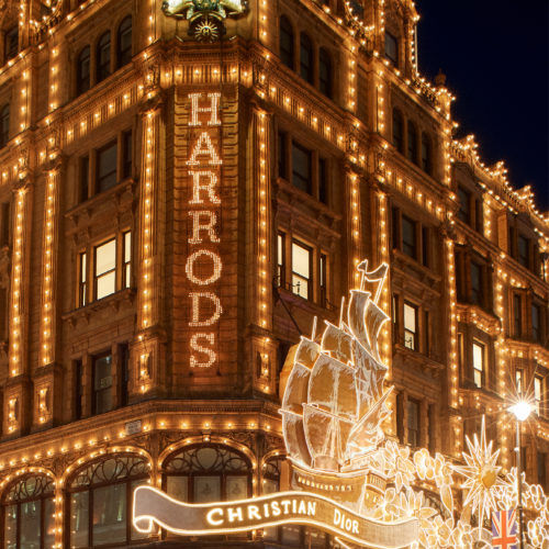 Dior เปลี่ยนโฉมห้าง Harrods ให้สวยงดงามเพื่อเทศกาลส่งท้ายปีเก่านี้