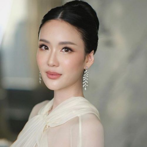 ตามรอยลุคเจ้าสาวในพิธีหมั้นแบบไทยของ ‘ปรางค์-อภินรา ศรีกาญจนา’