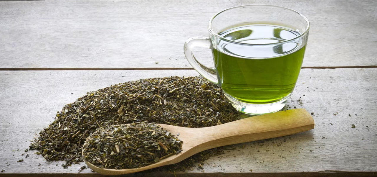 Green tea is beneficial for health, reducing the risk of stroke, diabetes, and dementia, and promoting relaxation and skin health. It should be consumed in moderation, brewed hot, and without milk or other additives.