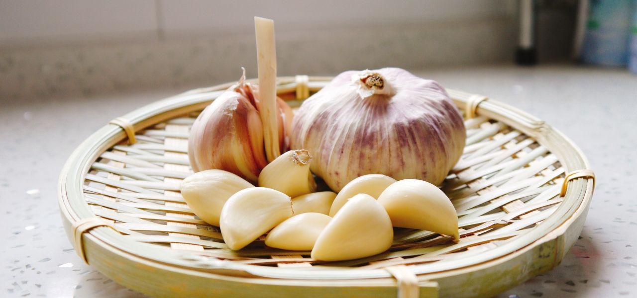 “The Amazing Health Benefits of Garlic: Lowering Blood Pressure, Preventing Colds, and More!”