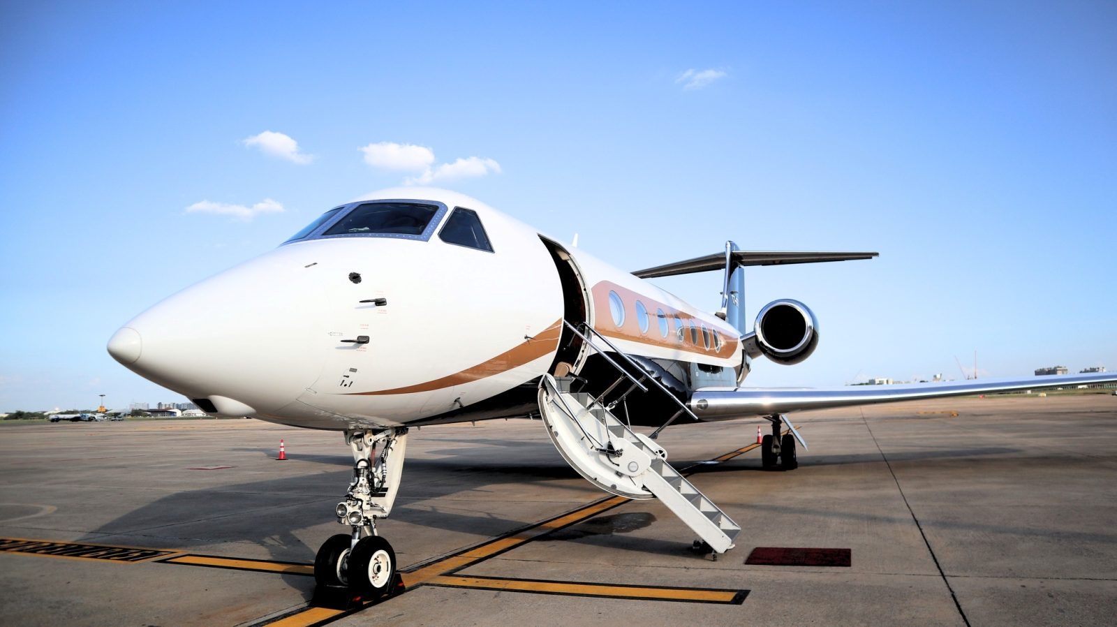 Mjets เครื่องบินส่วนตัว ที่คุณสามารถเช่าได้และราคามาตรฐานที่คุณต้องรู้